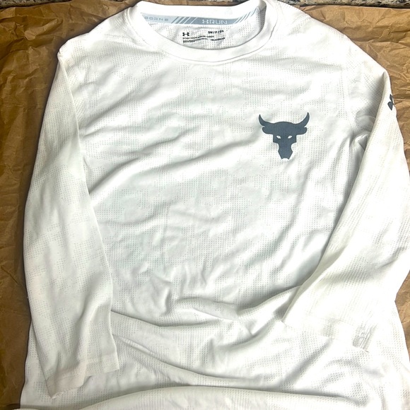 The rock under Armour size small 3 quarter sleeve - Picture 2 of 5